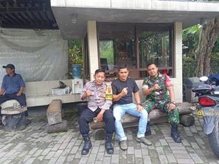 https://gardatipikornews.com/sinergitas-tni-polri-wilayah-hukum-polsek-leuwiliang-dalam-program-jumat-curhat-bhabinkamtibmas-bersama-babinsa-sekaligus-sambang-warga-berikan-pesan-kamtibmas-dan-dengarkan-keluhan-curhattan-warga