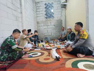 https://gardatipikornews.com/bhabinkamtibmas-wilayah-hukum-polsek-csr-cisarua-kontrol-pos-kamling-warga-binaan-berikan-himbauan-kamtibmas-dan-ajak-kondusifitas-wilayah-dari-segala-gangguan-kamtibmas