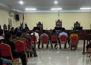 https://gardatipikornews.com/dua-saksi-satu-mobil-dengan-godol-ungkap-fakta-dalam-persidangan-tegas-akui-godol-tak-ada-bawa-senpi