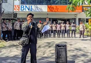 https://gardatipikornews.com/anggota-piket-polsek-cibadak-aiptu-agus-tiarno-selamatkan-seorang-anak-yang-nyaris-terserempet-kendaraan-di-depan-mapolsek-cibadak-polres-sukabumi