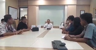 https://gardatipikornews.com/kapolsek-cibinong-bersama-kanit-reskrim-dan-anggota-polsek-sambangi-warga-penderita-obesitas-untuk-berikan-dukungan