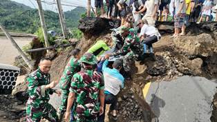 https://gardatipikornews.com/polres-sukabumi-evakuasi-korban-banjir-di-palabuhanratu