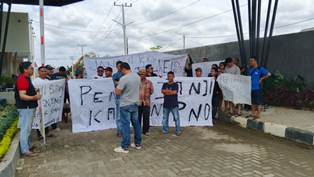 https://gardatipikornews.com/diduga-curi-start-pembangunan-jalan-lingkungan-desa-pabuaran-antara-inisiatif-dan-pelanggaran-aturan-jadi-sorotan-publik