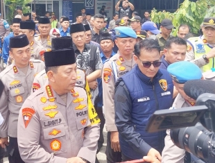 https://gardatipikornews.com/jelang-hari-raya-idul-fitri-1446-h-camat-semendawai-barat-lindawati-skm-m-kes-mm-bagikan-paket-kue-lebaran-baju-hingga-thr-untuk-anak-yatim-piatu