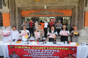 https://gardatipikornews.com/penolakan-tambang-nikel-di-raja-ampat-suara-rakyat-melawan-kerusakan-lingkungan