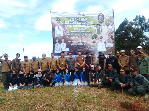https://gardatipikornews.com/bhabinkamtibmas-gontoran-masuk-3-besar-hoegeng-award-2025-kapolri-serahkan-penghargaan-di-jakarta