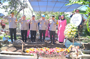 https://gardatipikornews.com/kapolda-jawa-barat-melayat-ke-rumah-duka-aipda-anumerta-cecep